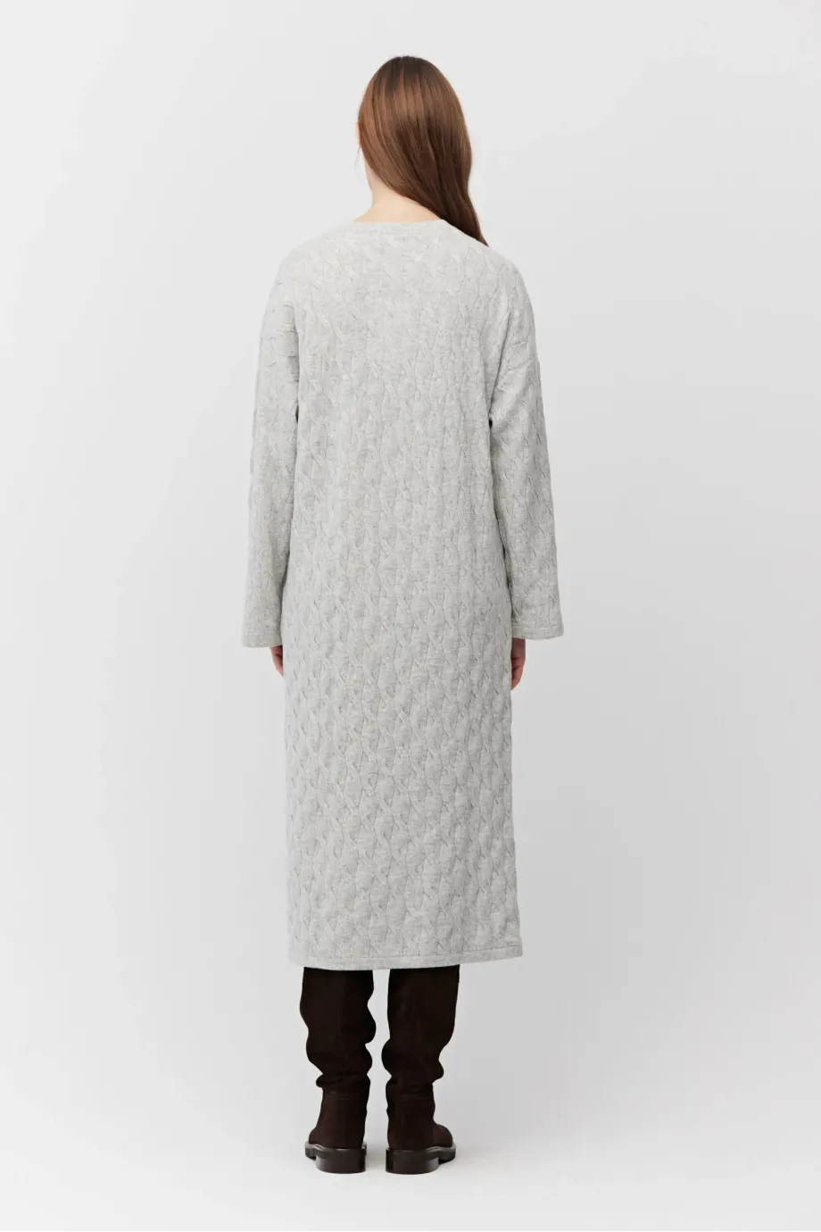 Rochie gri din lână merinos tricotată cu împletituri Rochie gri din lână merinos tricotată cu împletituri
