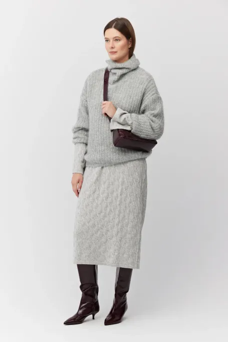 Rochie gri din lână merinos tricotată cu împletituri Rochie gri din lână merinos tricotată cu împletituri