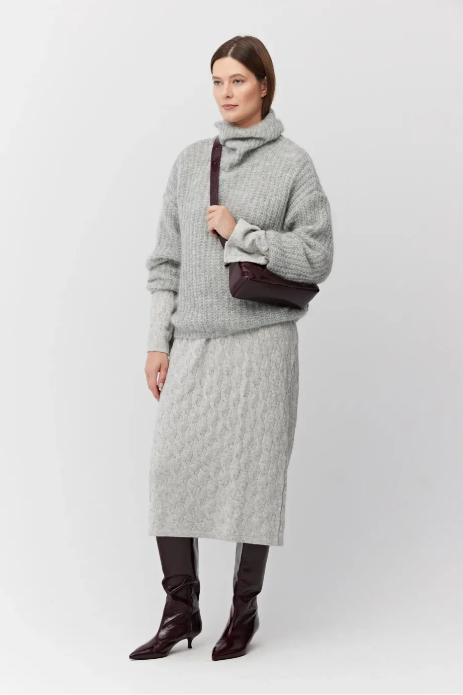 Rochie gri din lână merinos tricotată cu împletituri Rochie gri din lână merinos tricotată cu împletituri