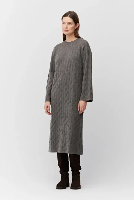 Rochie maro cu împletitură împletită și cașmir