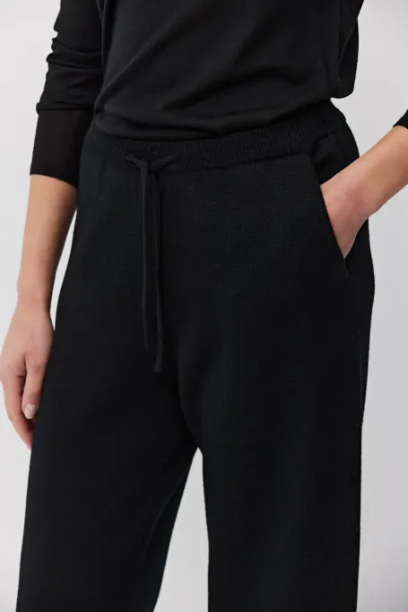 Pantaloni negri tricotați din lână merinos Pantaloni negri tricotați din lână merinos