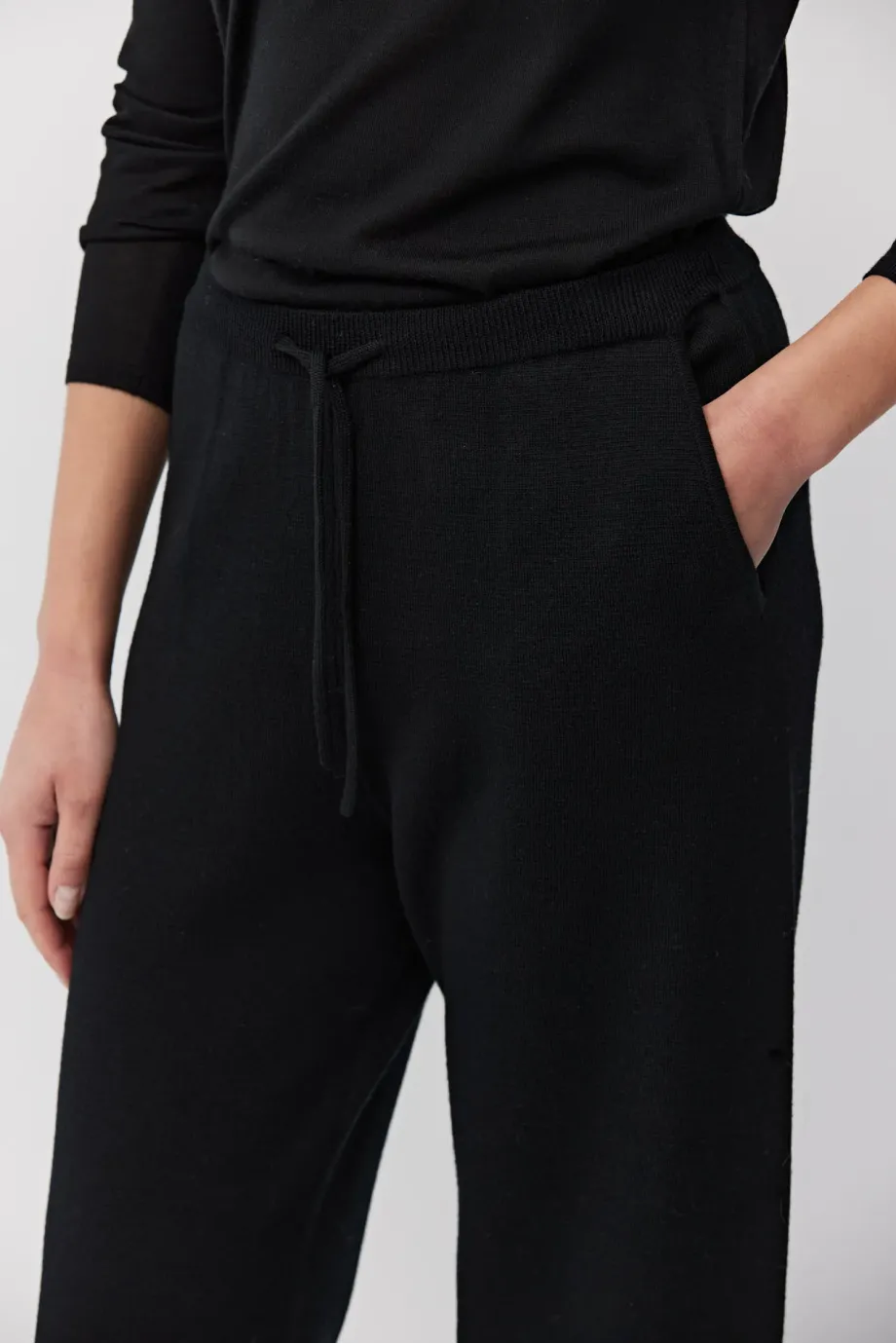 Pantaloni negri tricotați din lână merinos Pantaloni negri tricotați din lână merinos