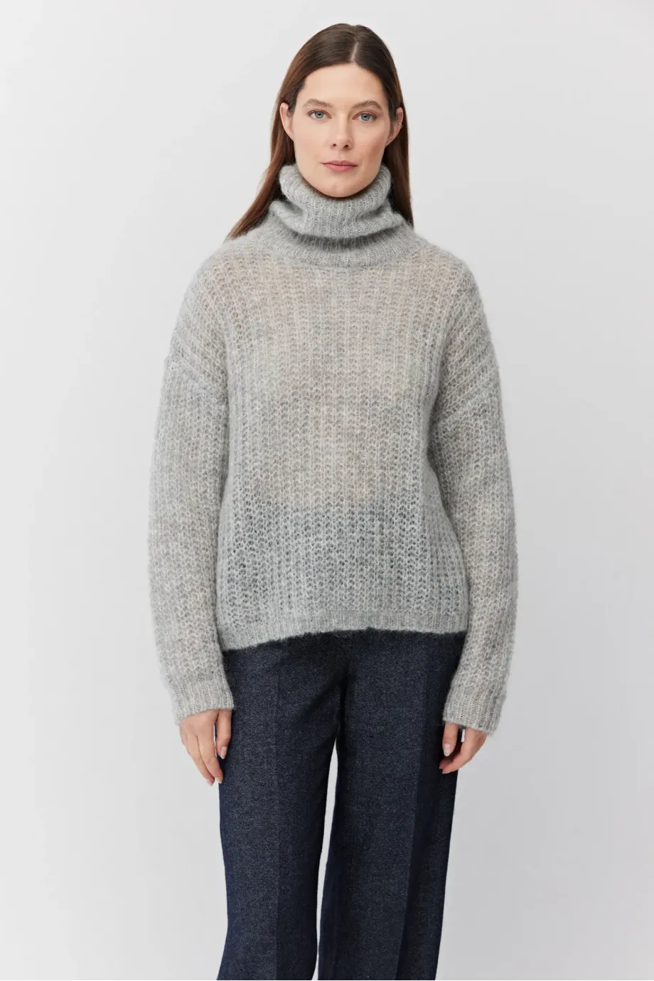Pulover gri cu guler înalt din mohair Pulover gri cu guler înalt din mohair