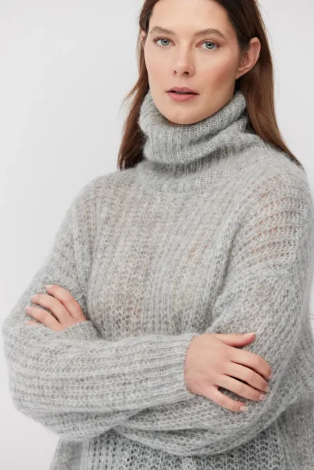 Pulover gri cu guler înalt din mohair Pulover gri cu guler înalt din mohair