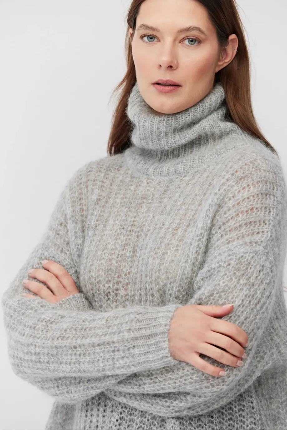 Pulover gri cu guler înalt din mohair Pulover gri cu guler înalt din mohair