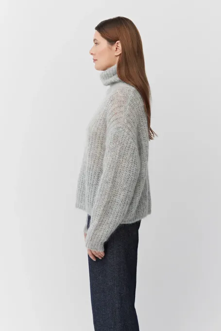 Pulover gri cu guler înalt din mohair Pulover gri cu guler înalt din mohair