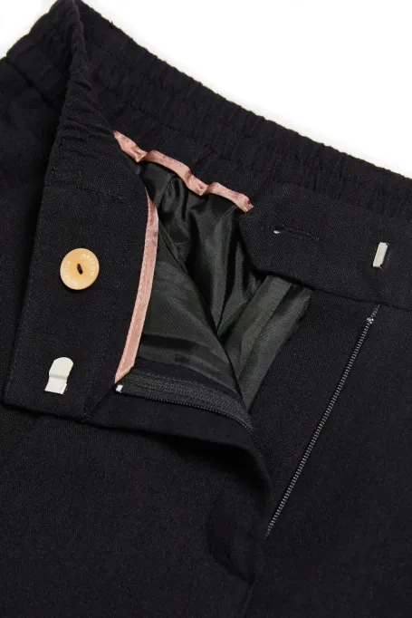 Pantaloni negri din lână și in Pantaloni negri din lână și in