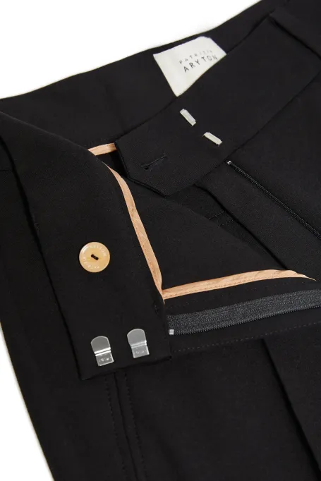 Pantaloni negri cu croi larg Pantaloni negri cu croi larg