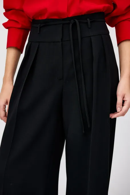 Pantaloni negri cu picior larg