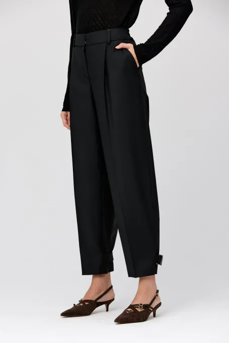 Pantaloni cu închidere la gleznă