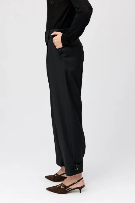 Pantaloni cu închidere la gleznă