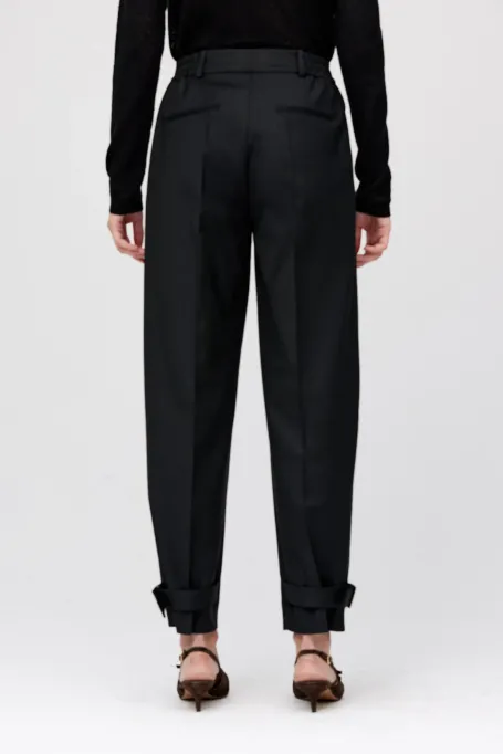 Pantaloni cu închidere la gleznă