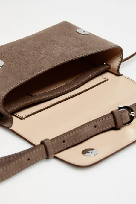 Geantă maro din piele întoarsă