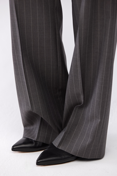 Pantaloni largi gri cu dungi pentru costum