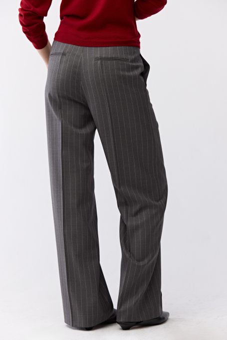 Pantaloni largi gri cu dungi pentru costum