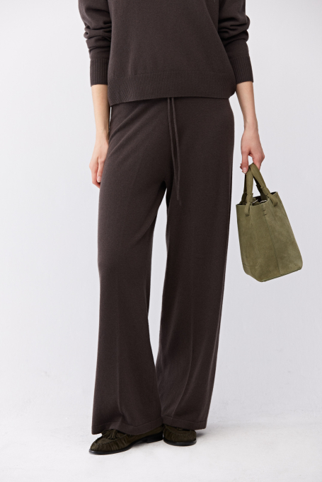 Pantaloni largi maro din lână merinos