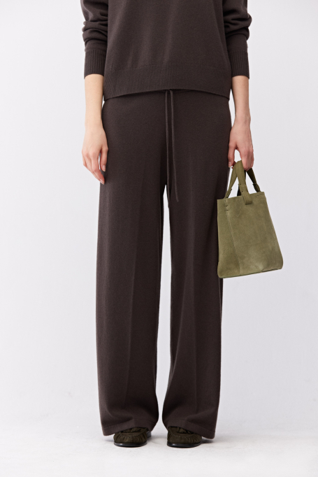 Pantaloni largi maro din lână merinos