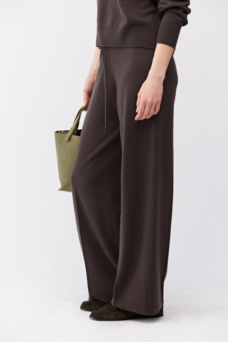 Pantaloni largi maro din lână merinos