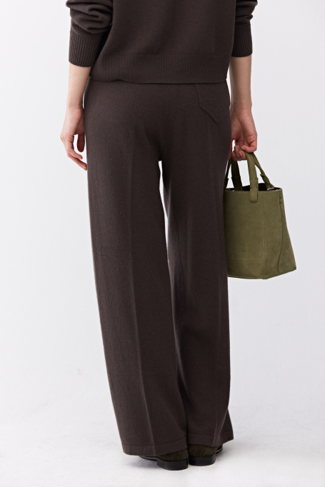 Pantaloni largi maro din lână merinos