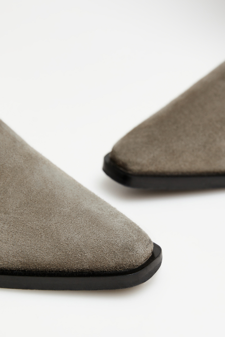 Cizme din piele întoarsă cu curea și cataramă