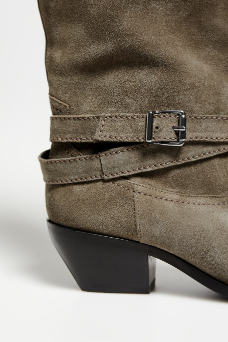 Cizme din piele întoarsă cu curea și cataramă