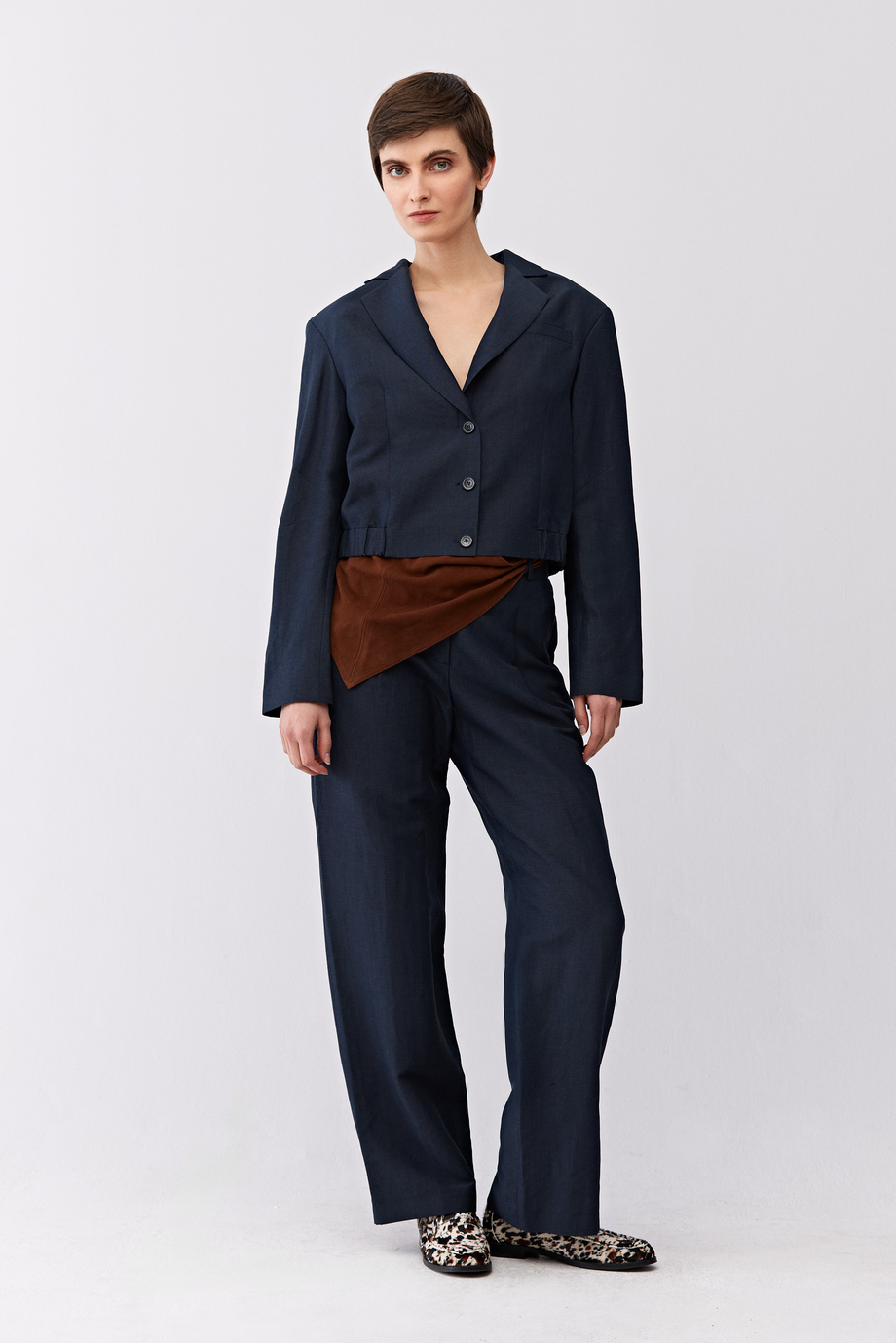 Sacou bleumarin cu un rând de nasturi din lână și in Sacou bleumarin cu un rând de nasturi din lână și in