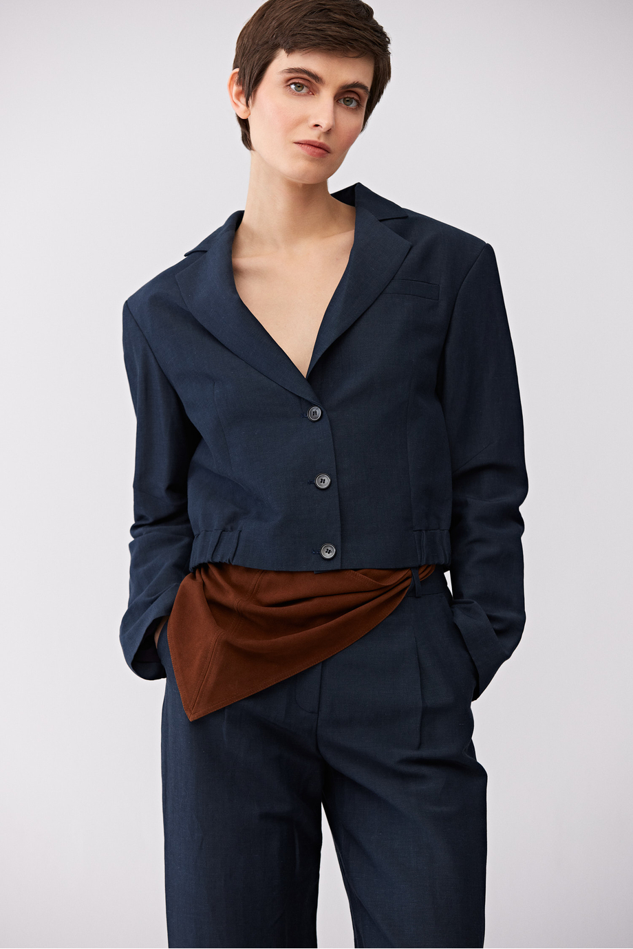 Sacou bleumarin cu un rând de nasturi din lână și in Sacou bleumarin cu un rând de nasturi din lână și in