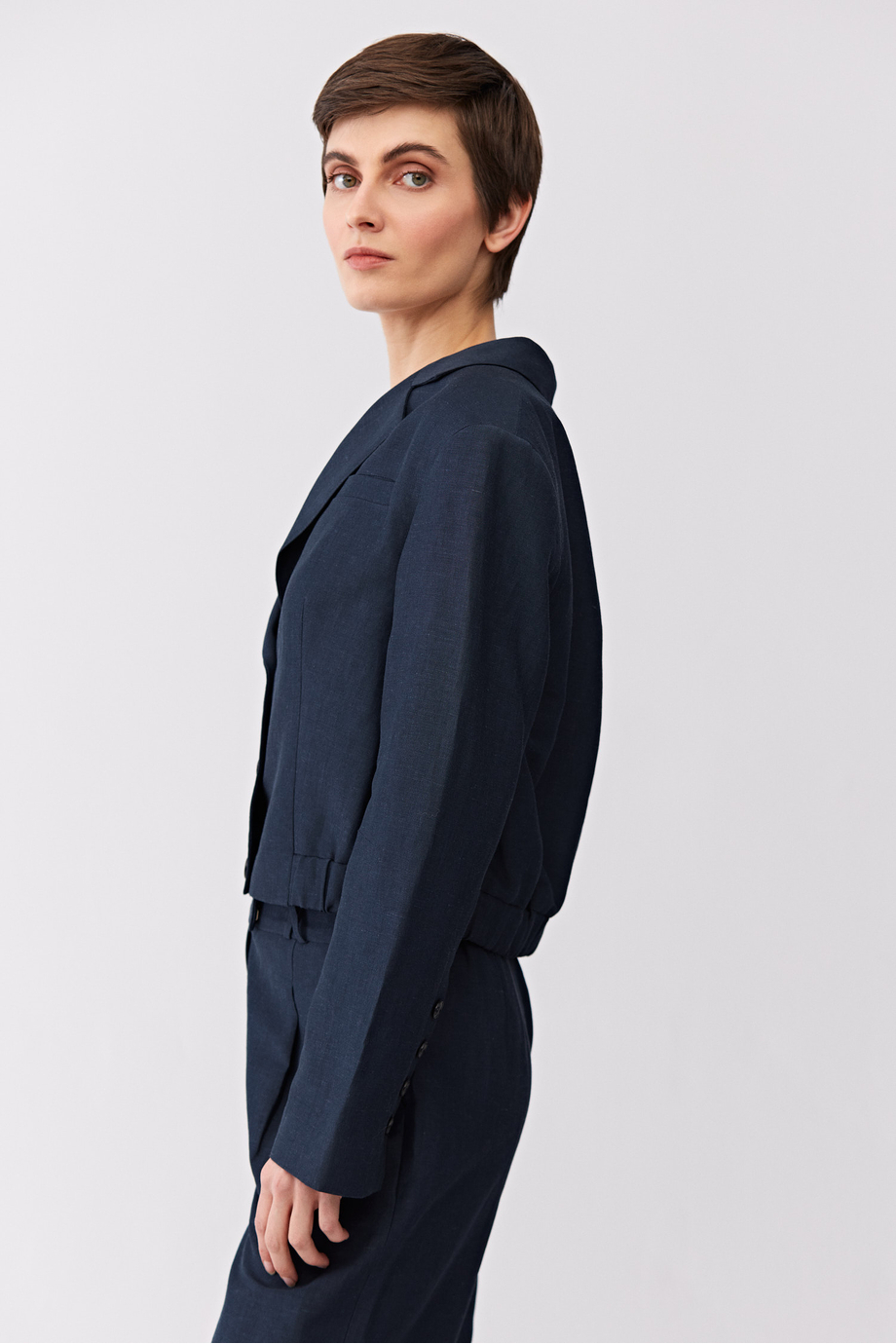 Sacou bleumarin cu un rând de nasturi din lână și in Sacou bleumarin cu un rând de nasturi din lână și in