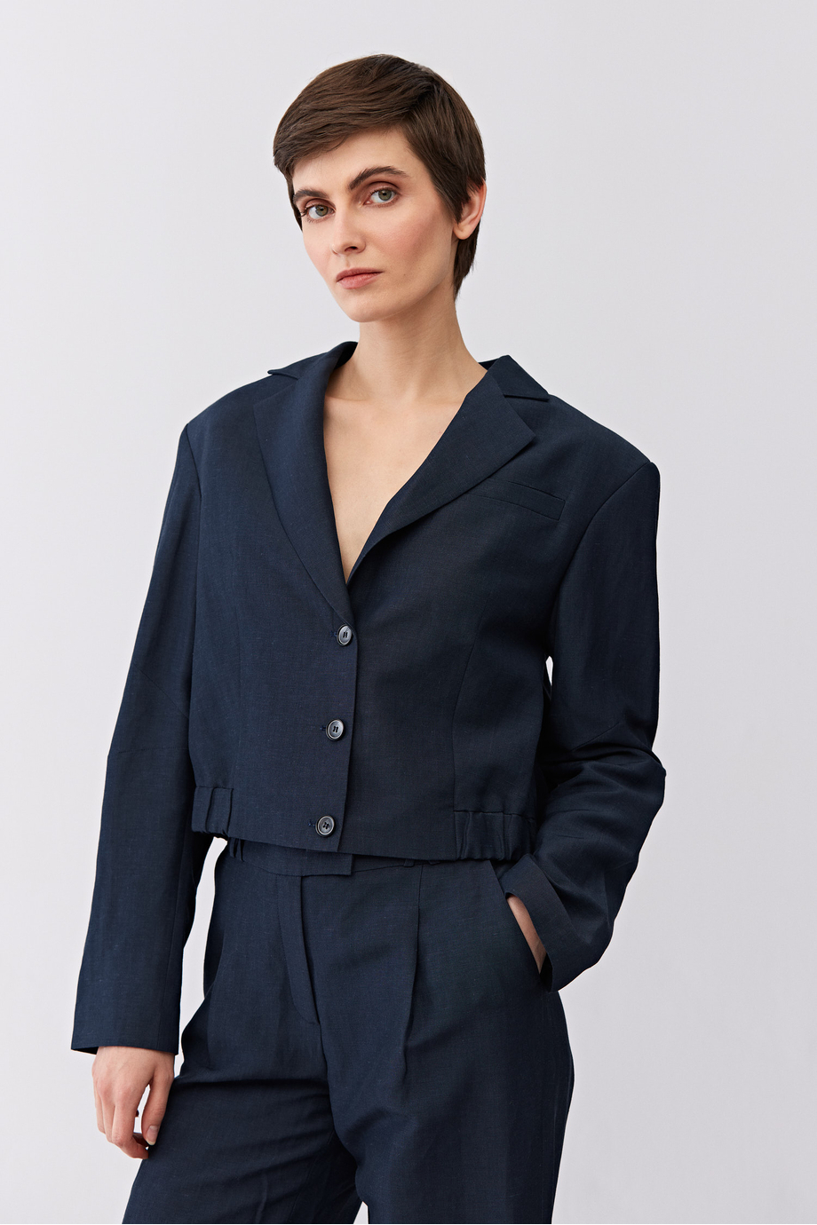 Sacou bleumarin cu un rând de nasturi din lână și in Sacou bleumarin cu un rând de nasturi din lână și in