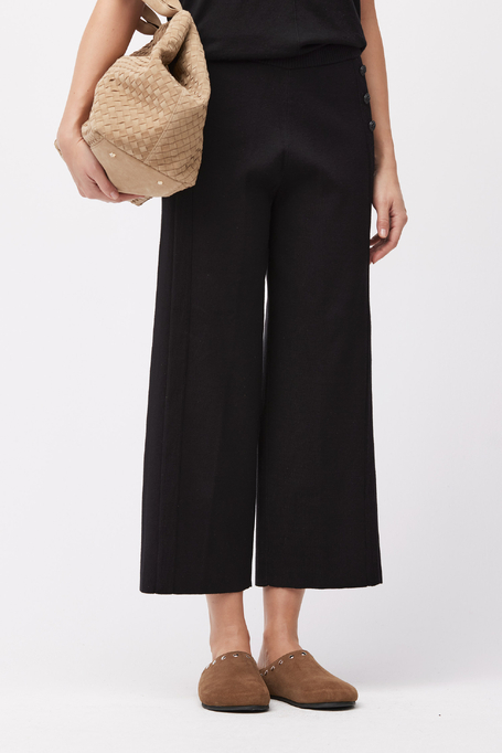 Pantaloni culotte negri din tricot