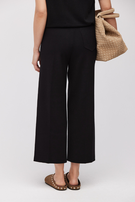 Pantaloni culotte negri din tricot