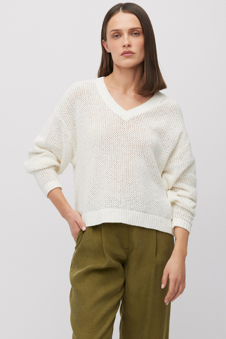 Pulover alb ajurat cu decolteu în V alb