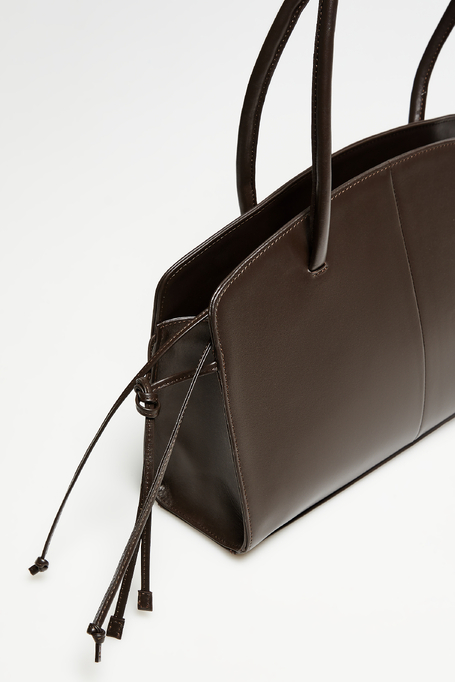 Geantă din piele maro ciocolată cu ciucuri