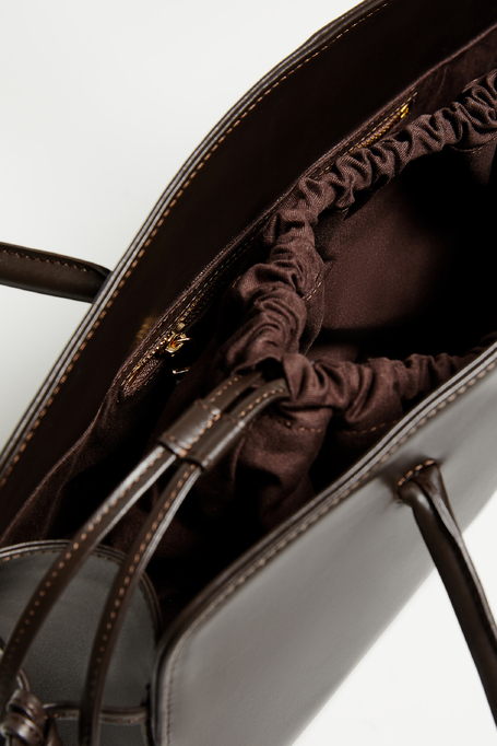 Geantă din piele maro ciocolată cu ciucuri