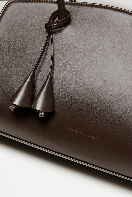 Geantă din piele maro ciocolată cu ciucuri