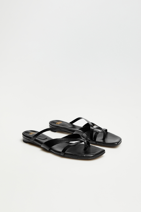 Papuci negri din piele cu toc mic Papuci negri din piele cu toc mic