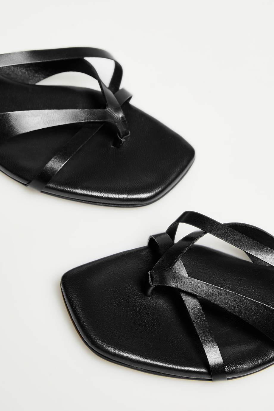 Papuci negri din piele cu toc mic Papuci negri din piele cu toc mic