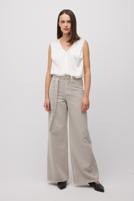 Top alb din mătase cu decolteu în V