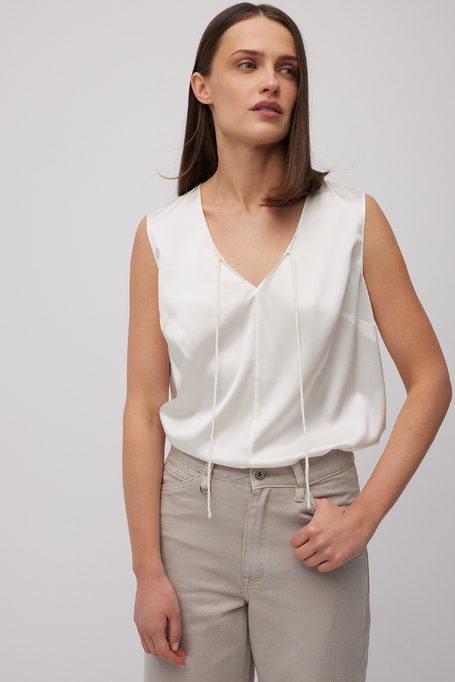 Top alb din mătase cu decolteu în V