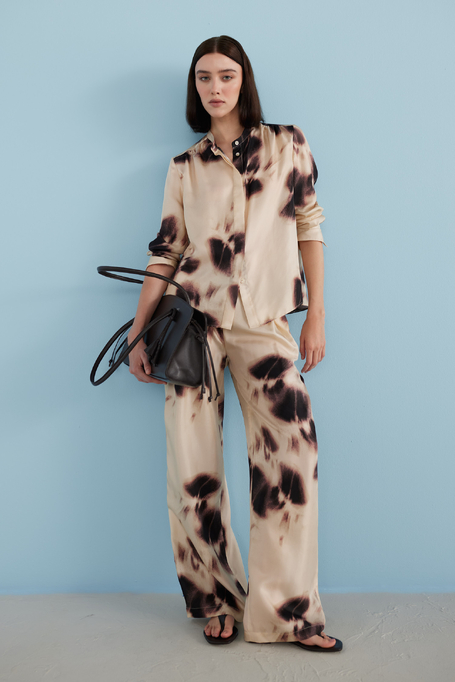 Pantaloni largi din mătase cu model