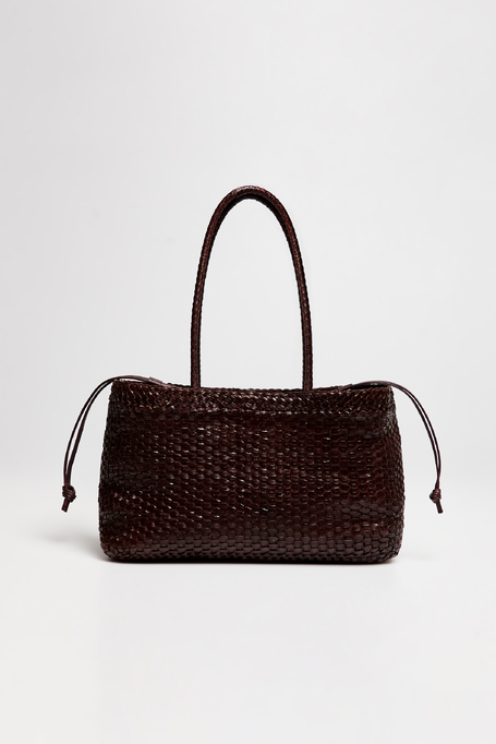 Geantă maro din piele împletită