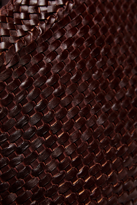 Geantă maro din piele împletită