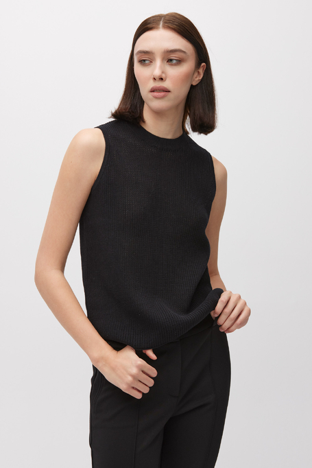 Top negru cu decupaje