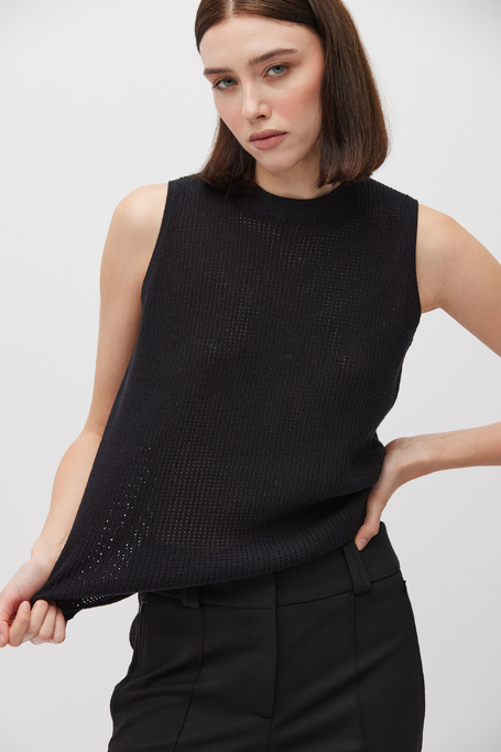 Top negru cu decupaje