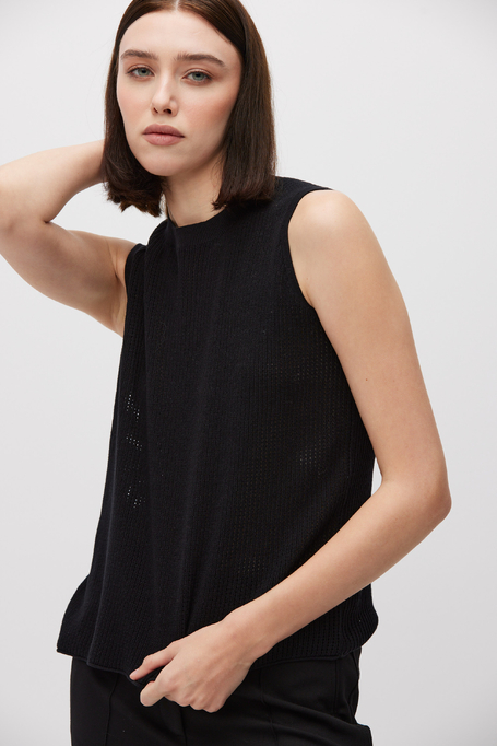 Top negru cu decupaje