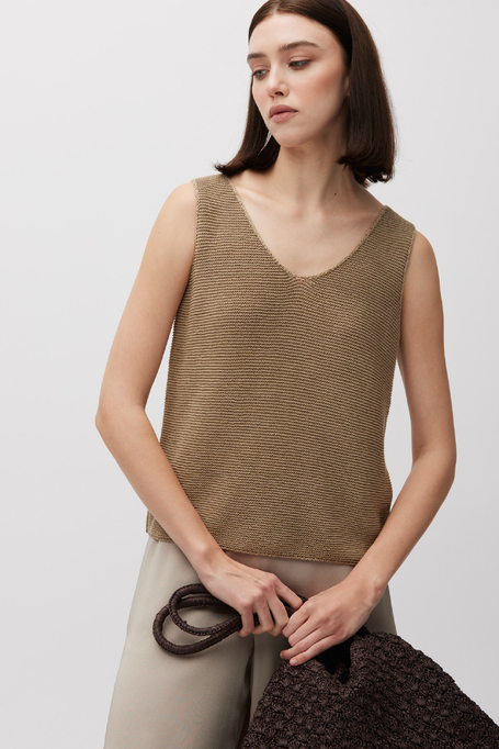 Top bej cu un model lejer