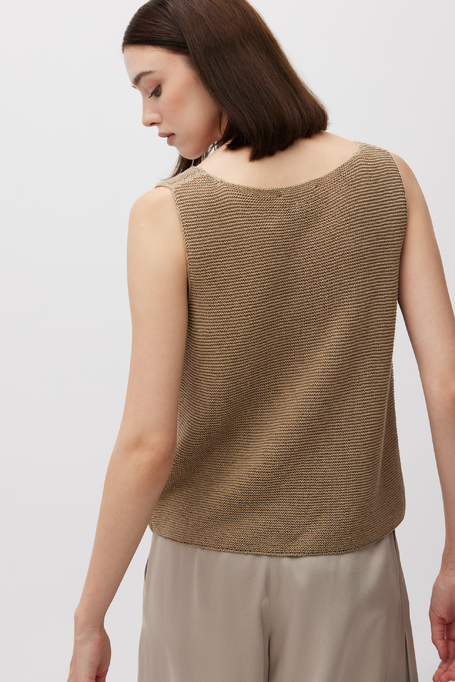 Top bej cu un model lejer