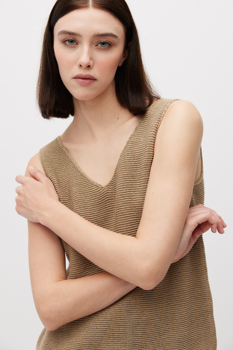 Top bej cu un model lejer