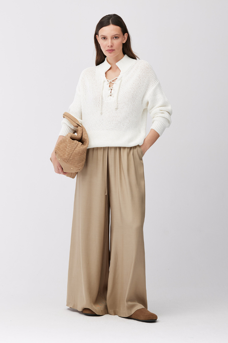 Pulover alb cu model perforat și legătură