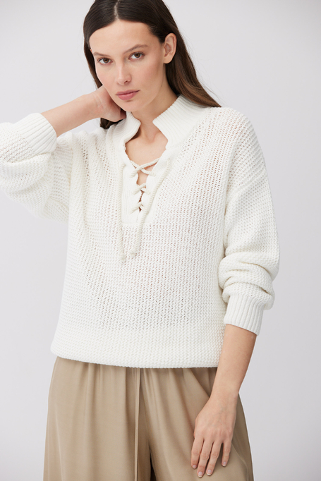 Pulover alb cu model perforat și legătură